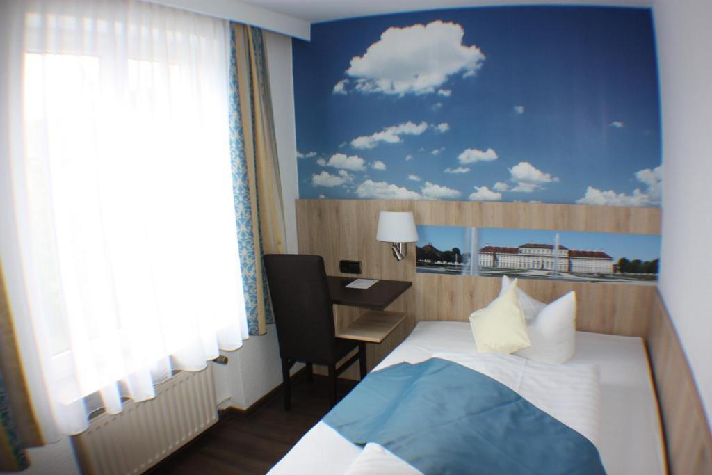 Hotel Blauer Karpfen Oberschleißheim Exterior foto