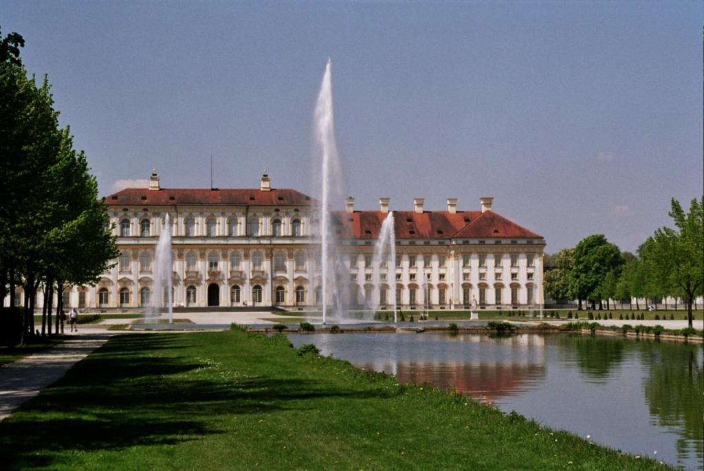 Hotel Blauer Karpfen Oberschleißheim Exterior foto